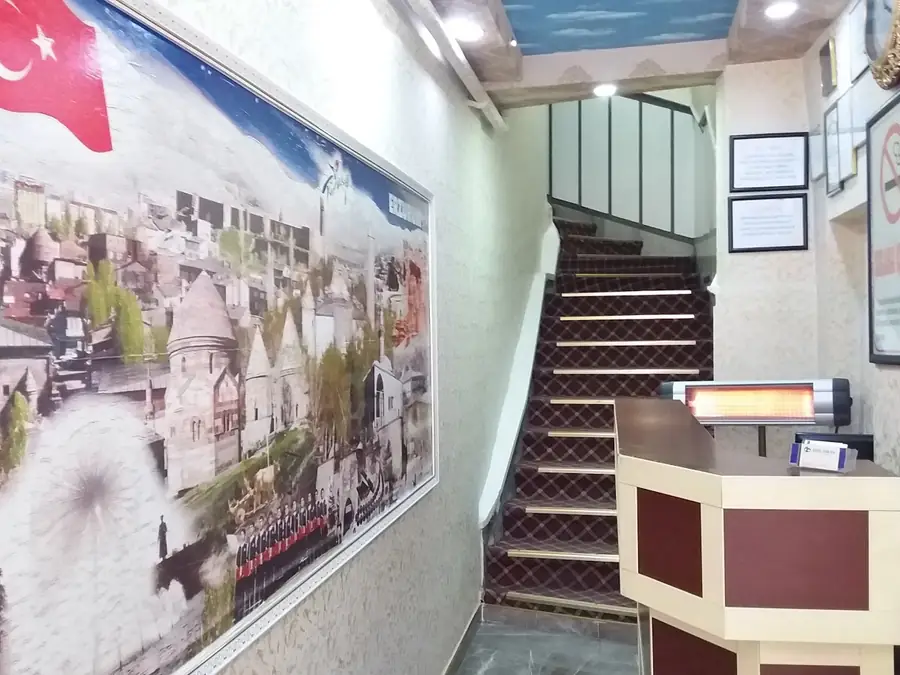 Resepsiyon masası, büyük Ankara resmi ve üst kata çıkan merdiven