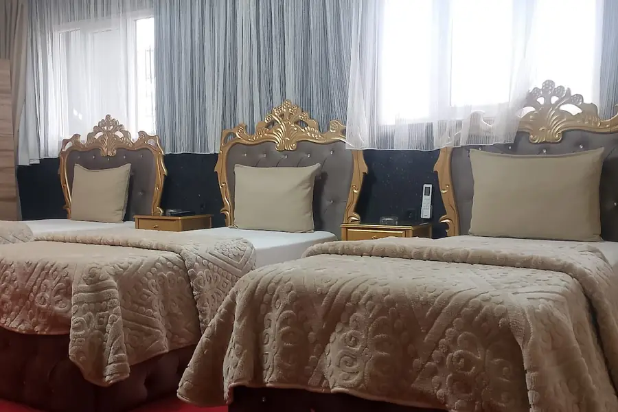 Geniş pencereli, üç yataklı aydınlık aile odası